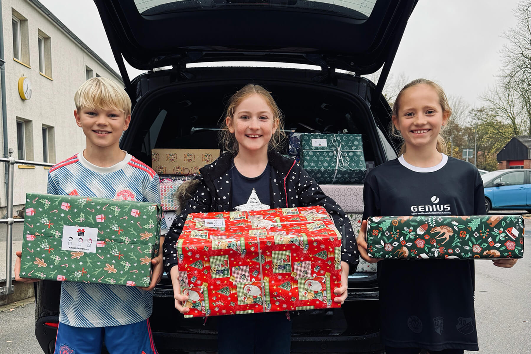 Kinder helfen Kindern zu Weihnachten mit Päckchen