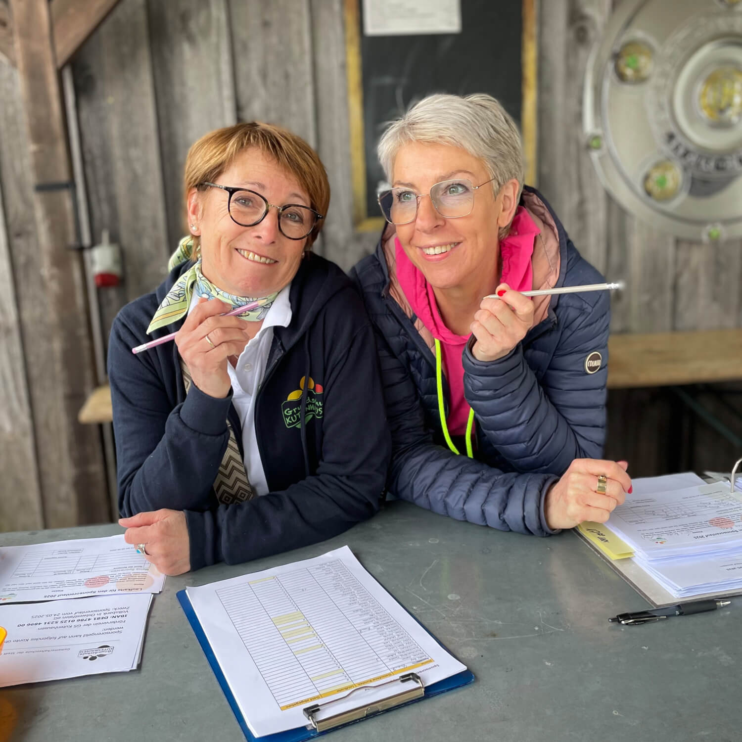 Schulfest - zwei Lehrkräfte lächeln in die Kamera