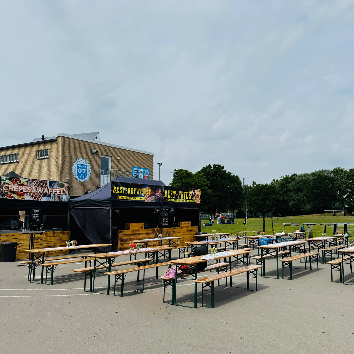 Schulfest - Sitzgelegenheiten vor dem Imbissstand