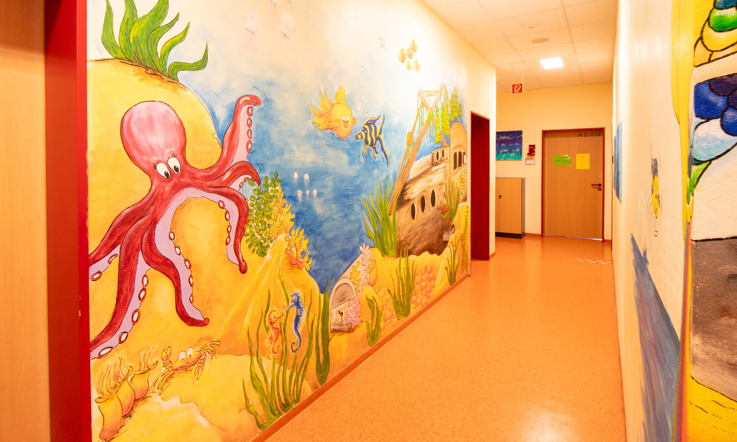 flur mit wandbild handgemalt