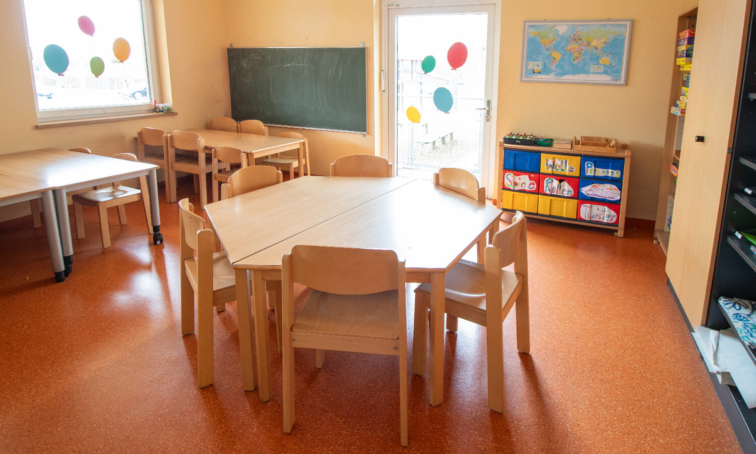 Raum mit Tisch und Stühlen