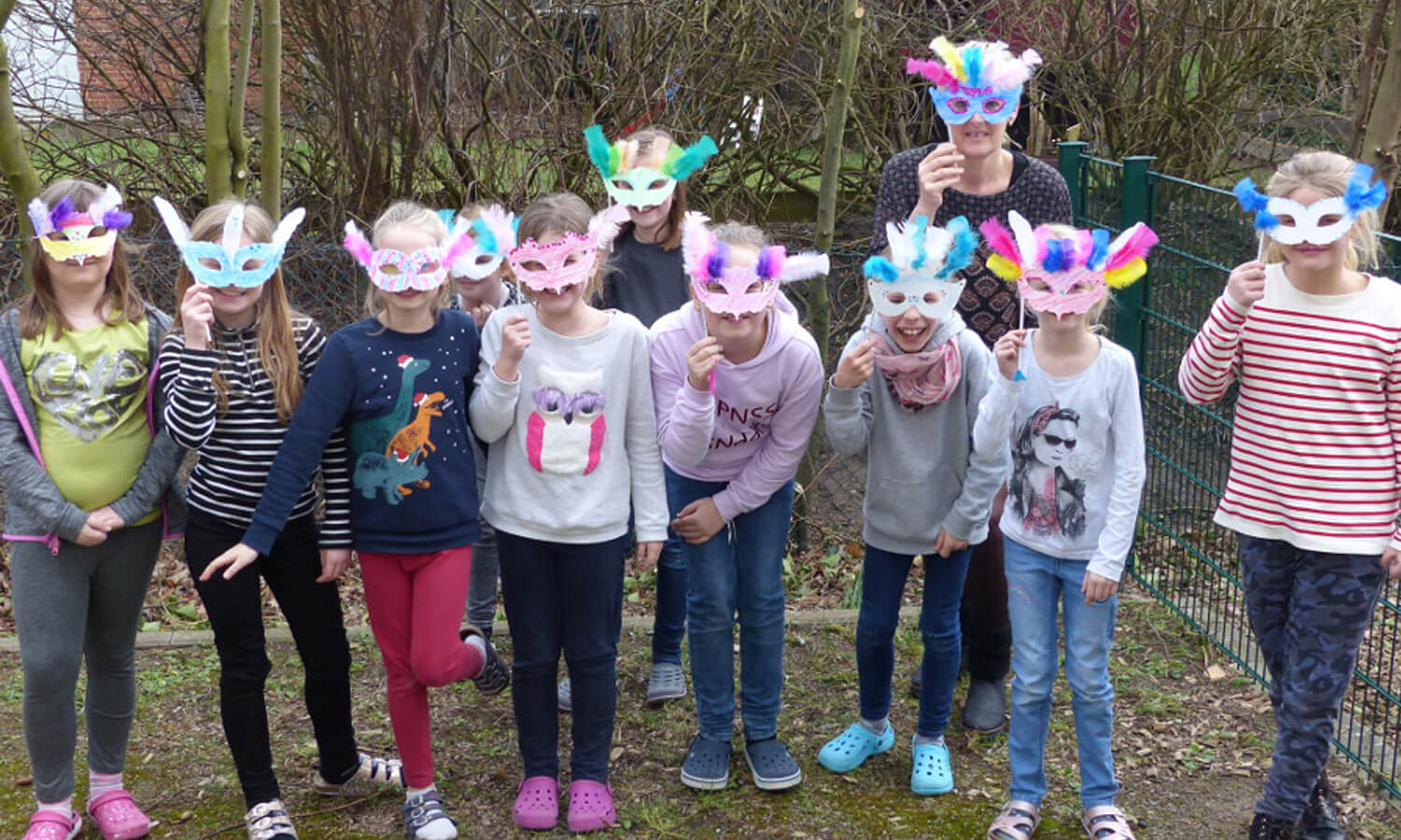 Gruppenfoto der Kinder mit Masken