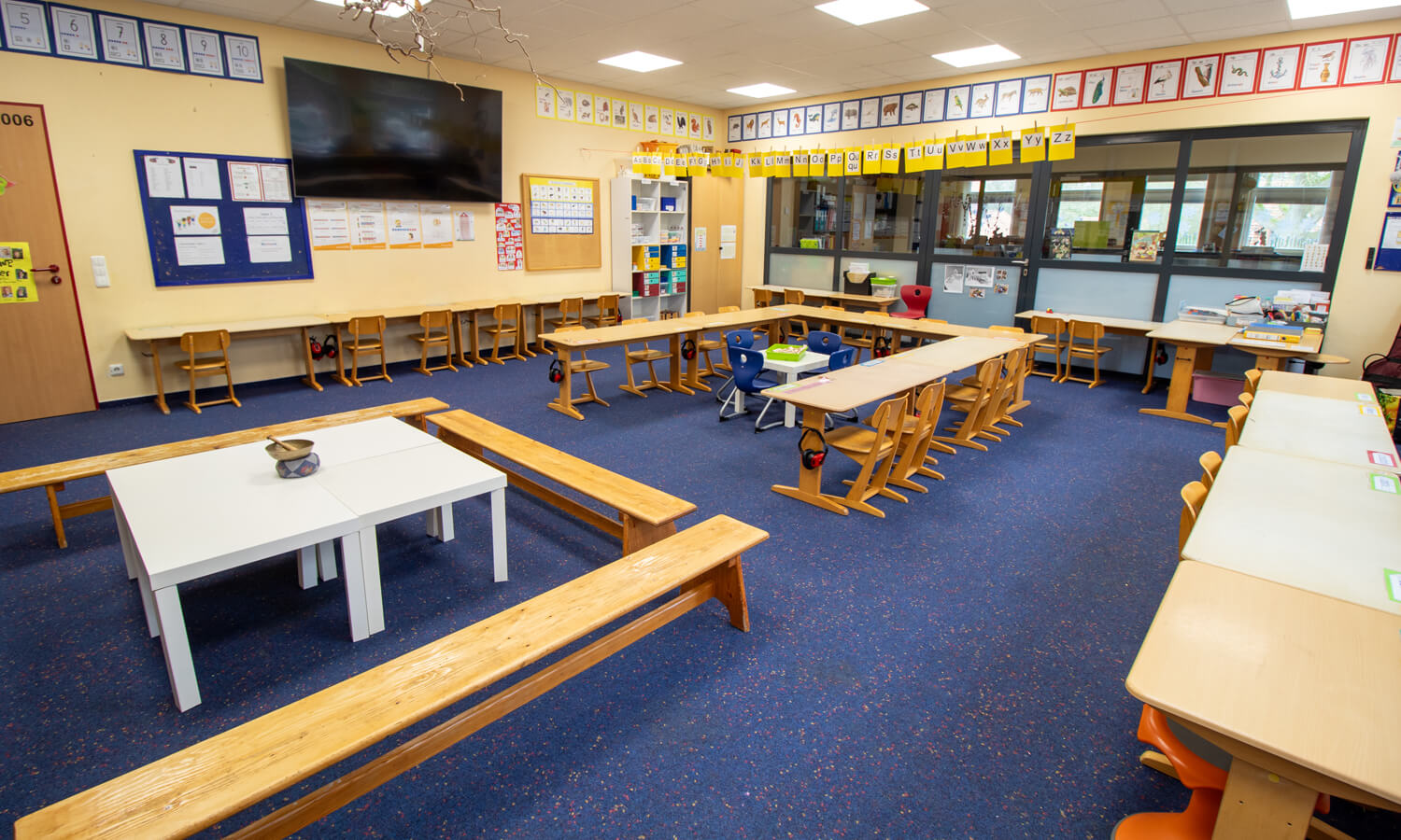 leerer klassenraum ausserhalb der schulzeit