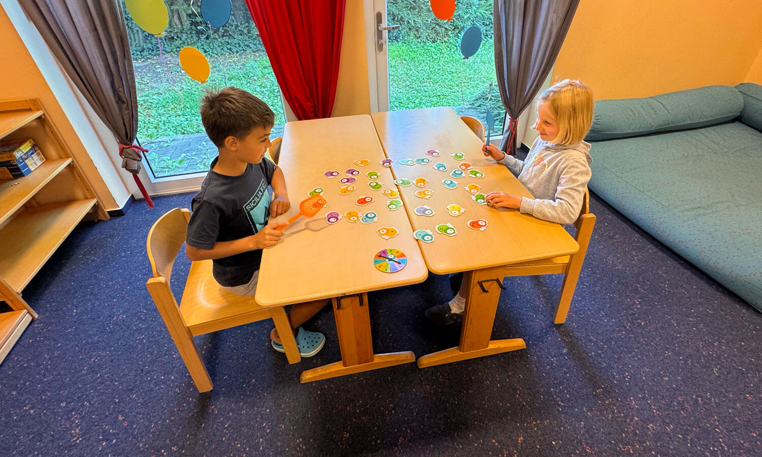 zwei schüler lernen zusammen an einem tisch