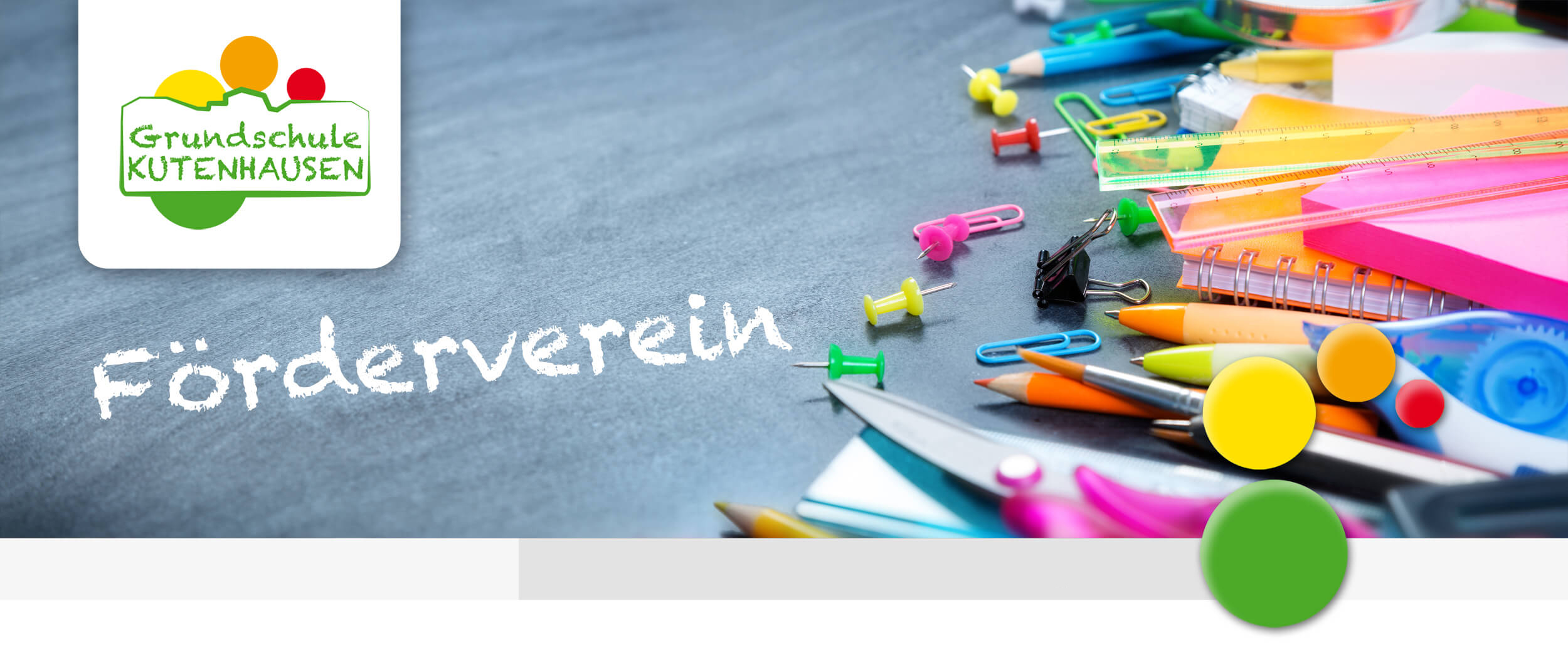 foerderverein - viele bunte Stifte auf einem Schreibtisch