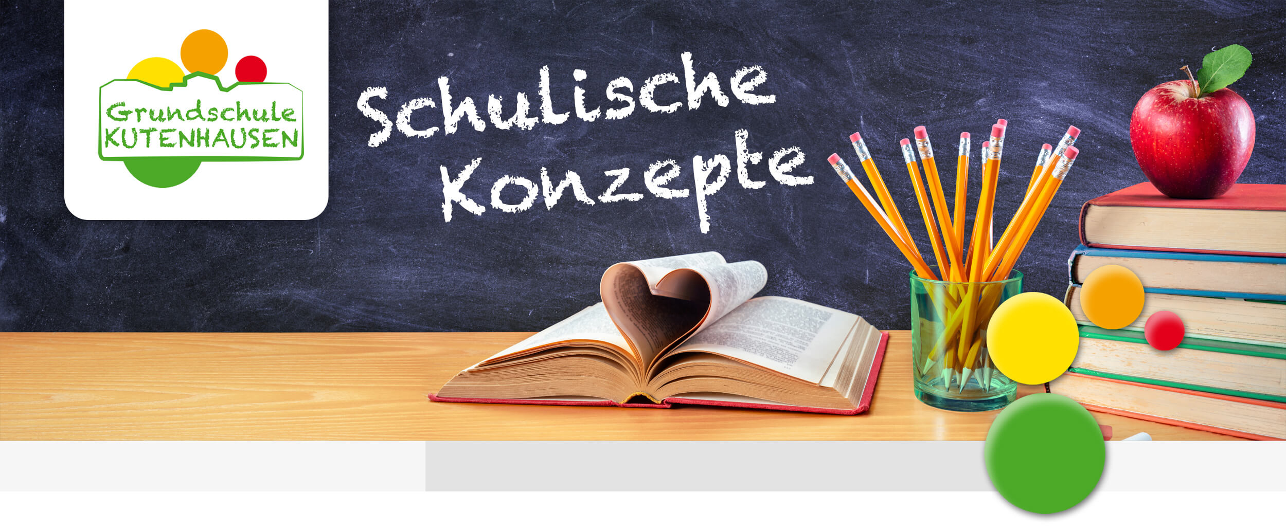 schulische konzepte - offenes Buch auf einem Schreibtisch